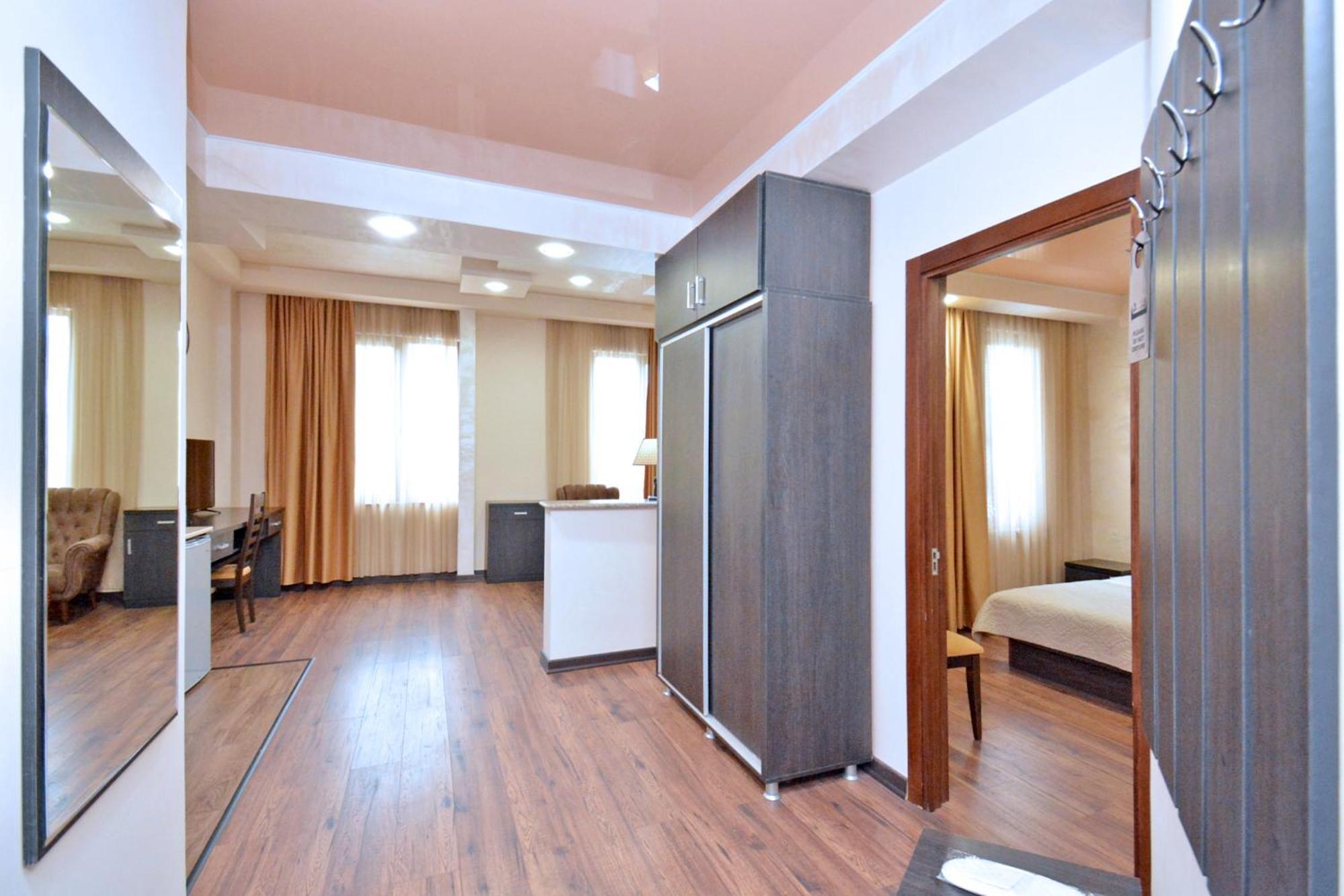 Partez Hotel Yerevan Ngoại thất bức ảnh
