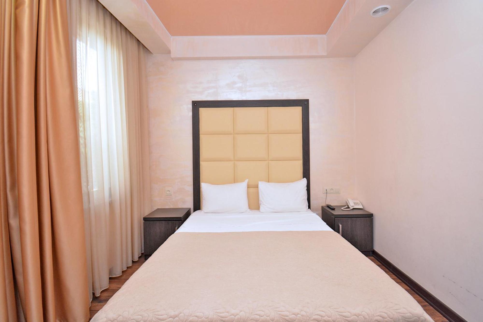 Partez Hotel Yerevan Ngoại thất bức ảnh